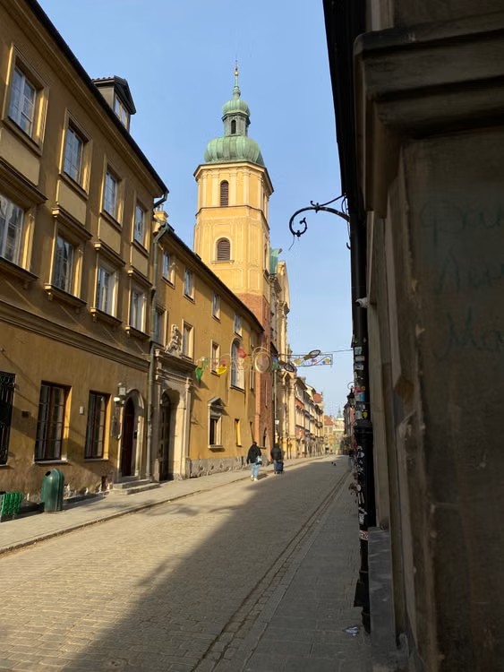 Ulica warszawskiego Starego Miasta; sama fotografia nie dowodzi zrównoważonego zarządzania